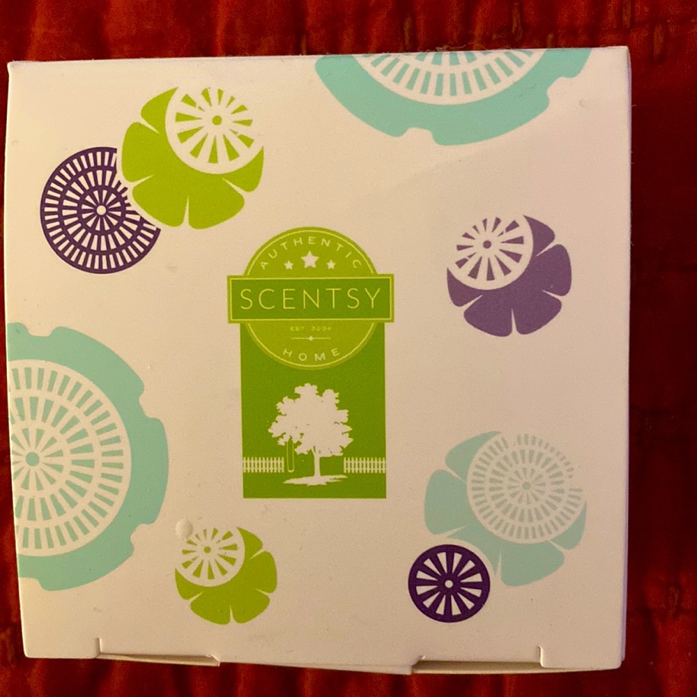 Scentsy mini fan diffuser in mint; 6 Scentsy pods